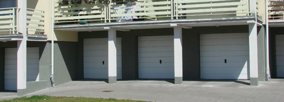 Bramy garażowe z pojedynczymi poziomymi przetłoczeniami